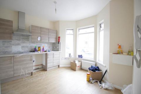 Studio to rent, Crawley Road - 1 mins from Town Centre - LU1 1HX