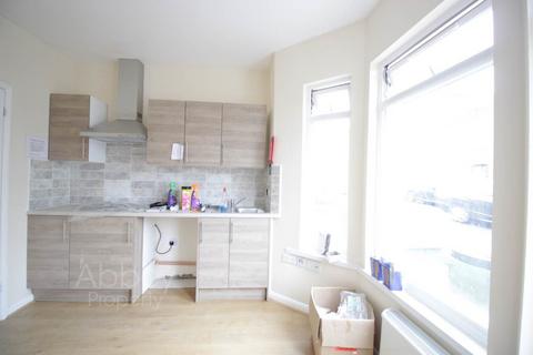 Studio to rent, Crawley Road - 1 mins from Town Centre - LU1 1HX