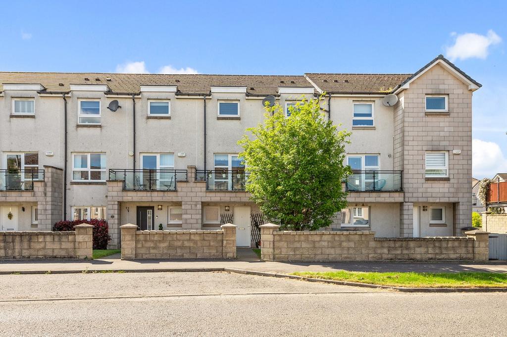 Tak Me Doon Road, Larbert, Falkirk, FK5 4 bed townhouse for sale £279,999