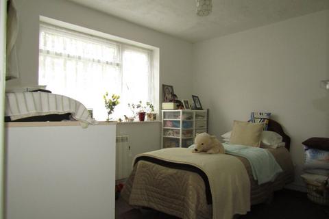 2 bedroom ground floor flat to rent, Garden Road, Walton On The Naze CO14
