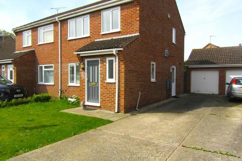 3 bedroom semi-detached house to rent, Stubbs Close, Frinton-on-Sea CO13
