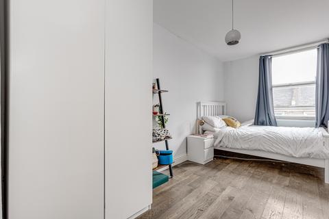 2 bedroom flat to rent, Queenstown Road, London
