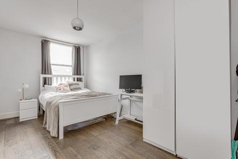 2 bedroom flat to rent, Queenstown Road, London