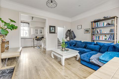2 bedroom flat to rent, Elspeth Road, London