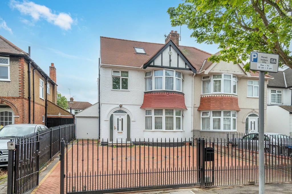 Wren Avenue, Cricklewood, London, NW2 5 bed semidetached house to rent