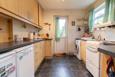 10 Crowborough Close, Warlingham, CR6 9SP