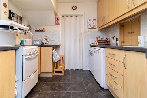 10 Crowborough Close, Warlingham, CR6 9SP