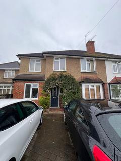 1 bedroom in a house share to rent, 64 Marsh Lane, Addlestone