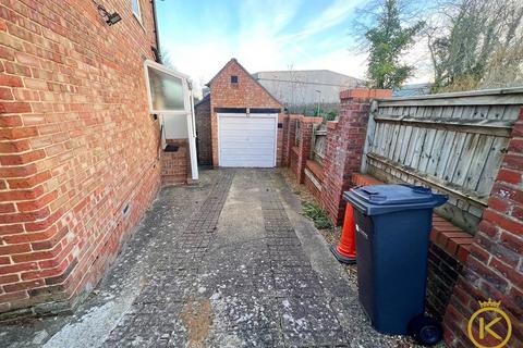 1 bedroom in a house share to rent, Ash Grove, Guildford