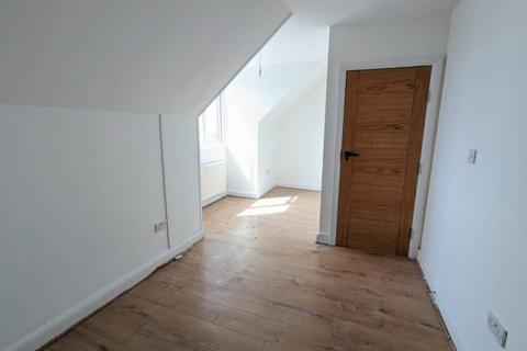 4 bedroom flat to rent, Blackbird Hill, Neasden, London NW9