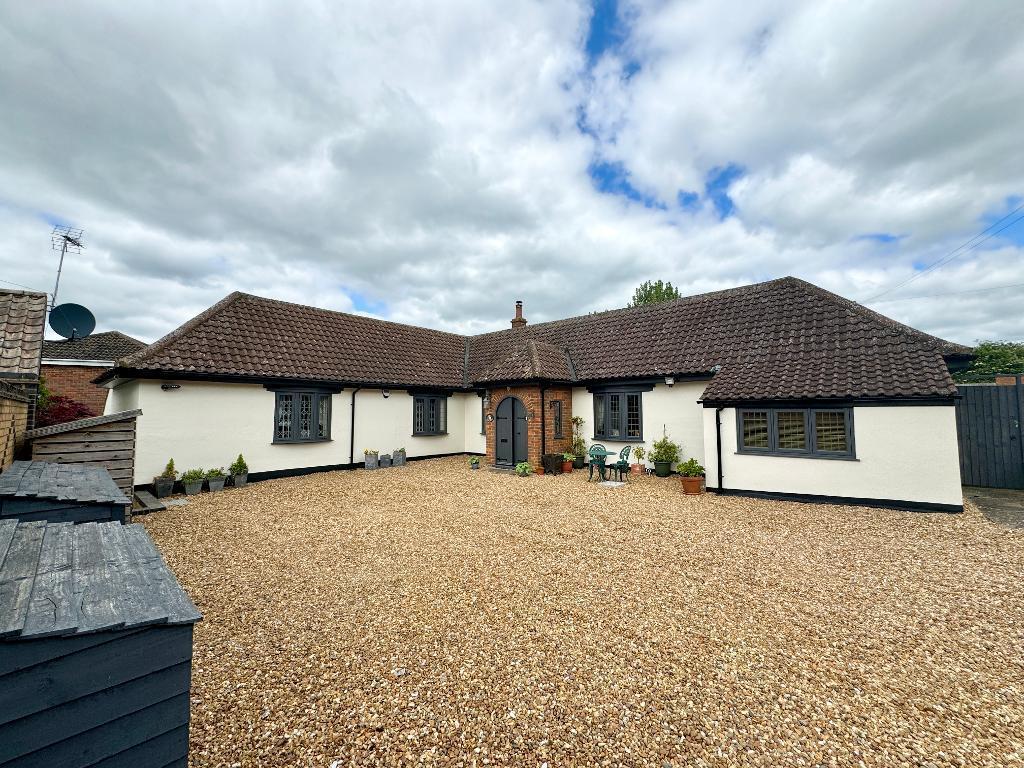 Barton Road, Pulloxhill... 4 bed detached bungalow - £750,000