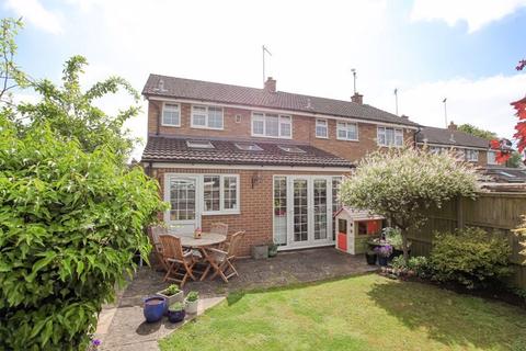 3 bedroom terraced house for sale, Gullivers Close, Horley