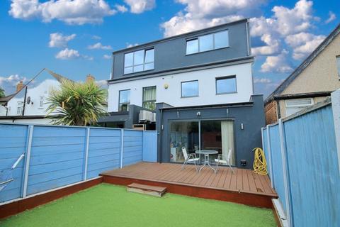 4 bedroom semi-detached house for sale, Windmill Lane, Greenford