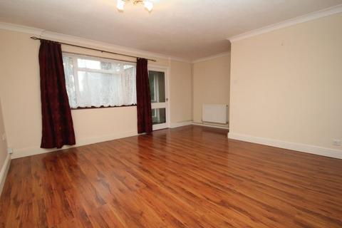 3 bedroom end of terrace house to rent, Pine Walk, High Wycombe HP15
