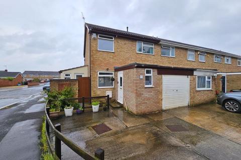 3 bedroom semi-detached house to rent, Brionne Way, Gloucester