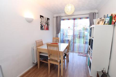 3 bedroom terraced house to rent, Pyms Close, Bedford MK44