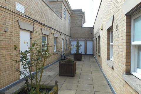 2 bedroom flat to rent, St. Marks Square, Lincoln