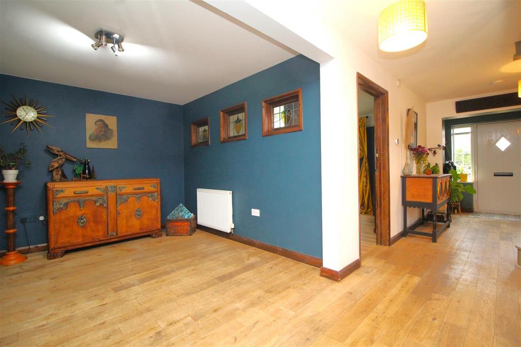 Hall &amp; dining area.JPG