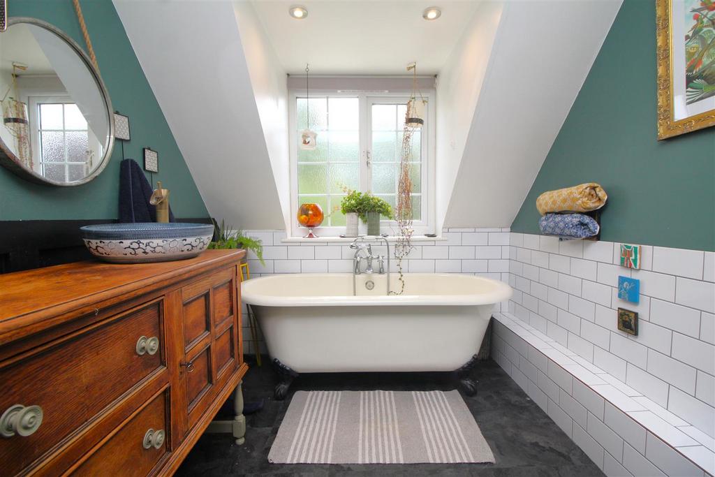 Bathroom 1.JPG