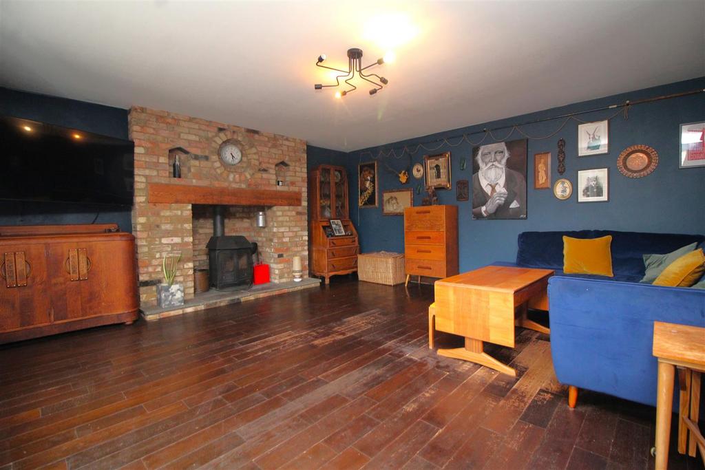Living room 1 .JPG