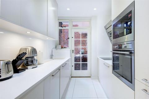 2 bedroom flat for sale, Burton Court, Chelsea, SW3