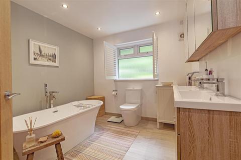 14 Castle Mount Crescent, Bakewell, DE45 1AT