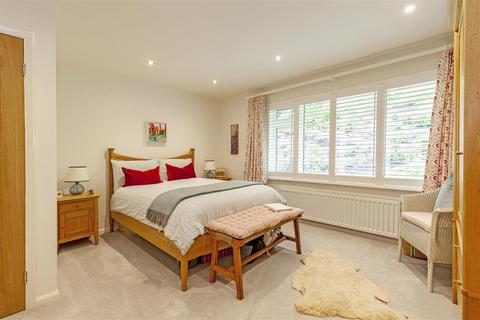 14 Castle Mount Crescent, Bakewell, DE45 1AT