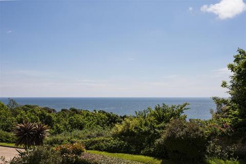 3 bedroom detached house to rent, Castle Close, Ventnor