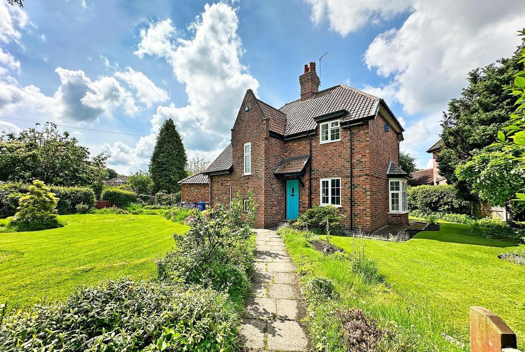 Claremont Drive, West Timperley 3 bed detached house for sale £600,000