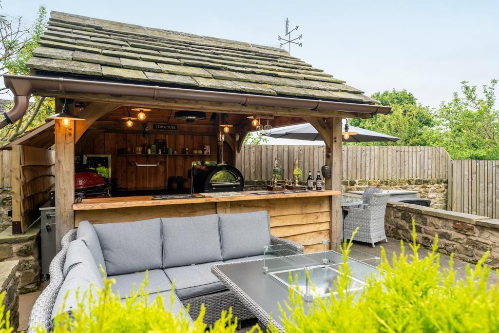 Outdoor Kitchen and Bar