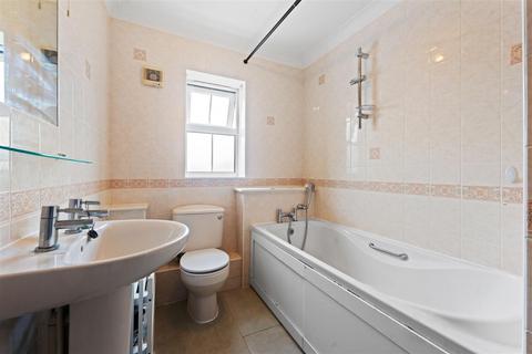 16 Deeprose Close, Guildford, GU2 9NA