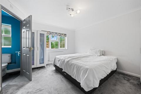 16 Deeprose Close, Guildford, GU2 9NA