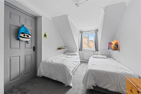 16 Deeprose Close, Guildford, GU2 9NA