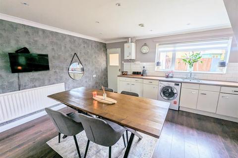 3 bedroom terraced house for sale, Vessey Close, Balderton