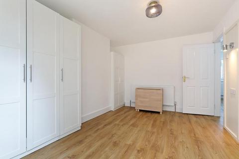 2 bedroom maisonette to rent, Runnymede, London SW19