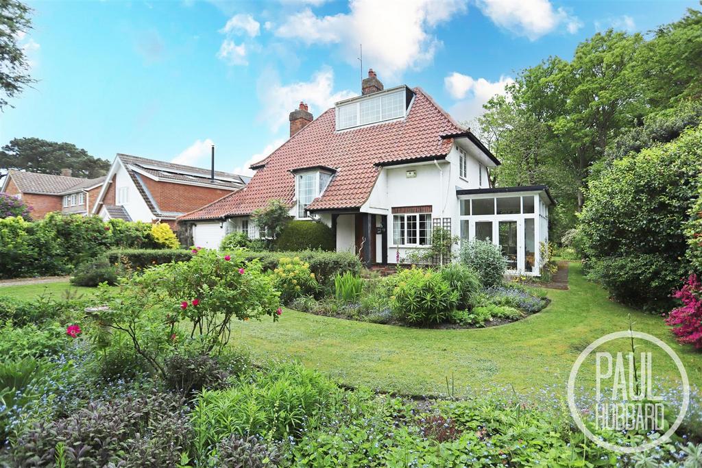 Corton Road, Lowestoft, NR32 4 bed detached house for sale £400,000