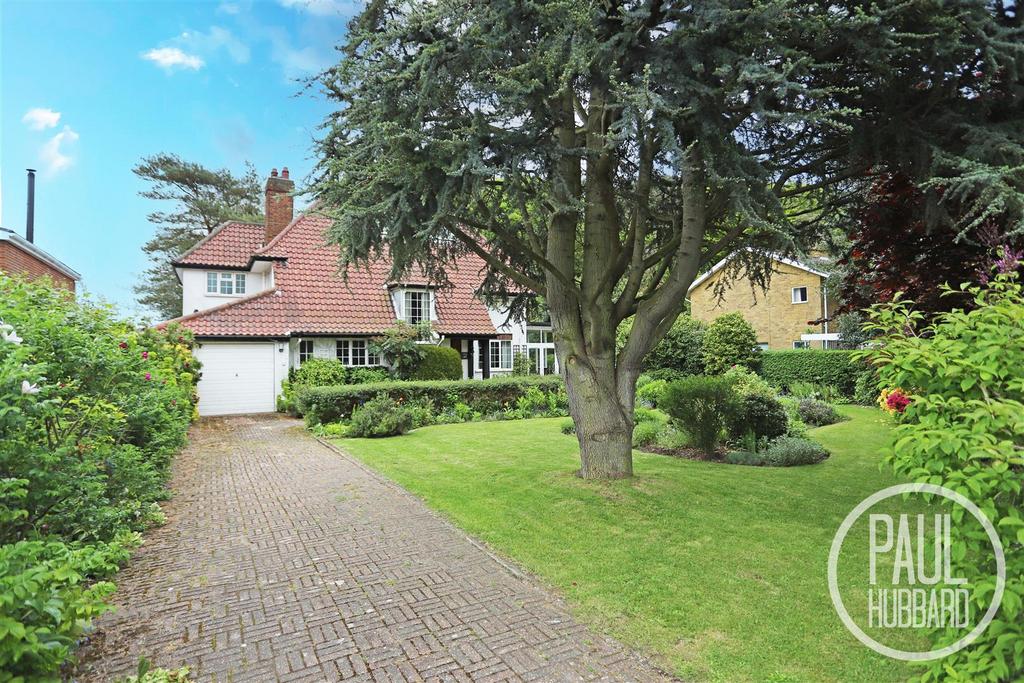 Corton Road, Lowestoft, NR33 4 bed detached house for sale £400,000