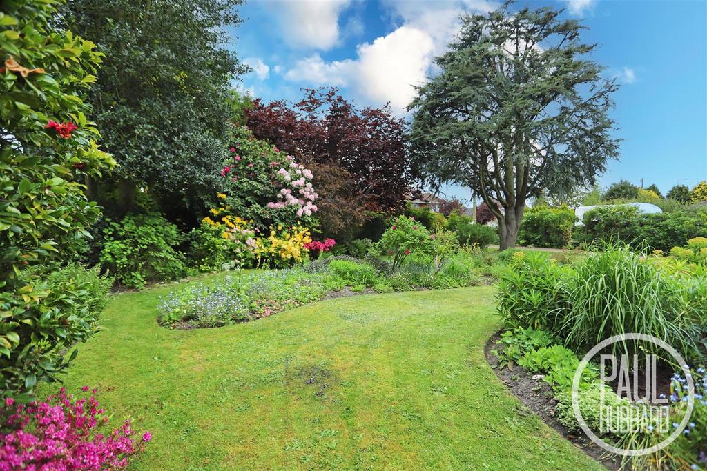 Corton Road, Lowestoft, NR33 4 bed detached house for sale £400,000