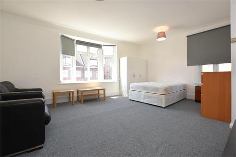 Studio to rent, Greenford Road, Harrow