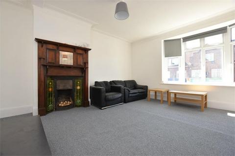 Studio to rent, Greenford Road, Harrow