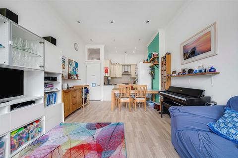 3 bedroom flat for sale, Ferme Park Road, Stroud Green