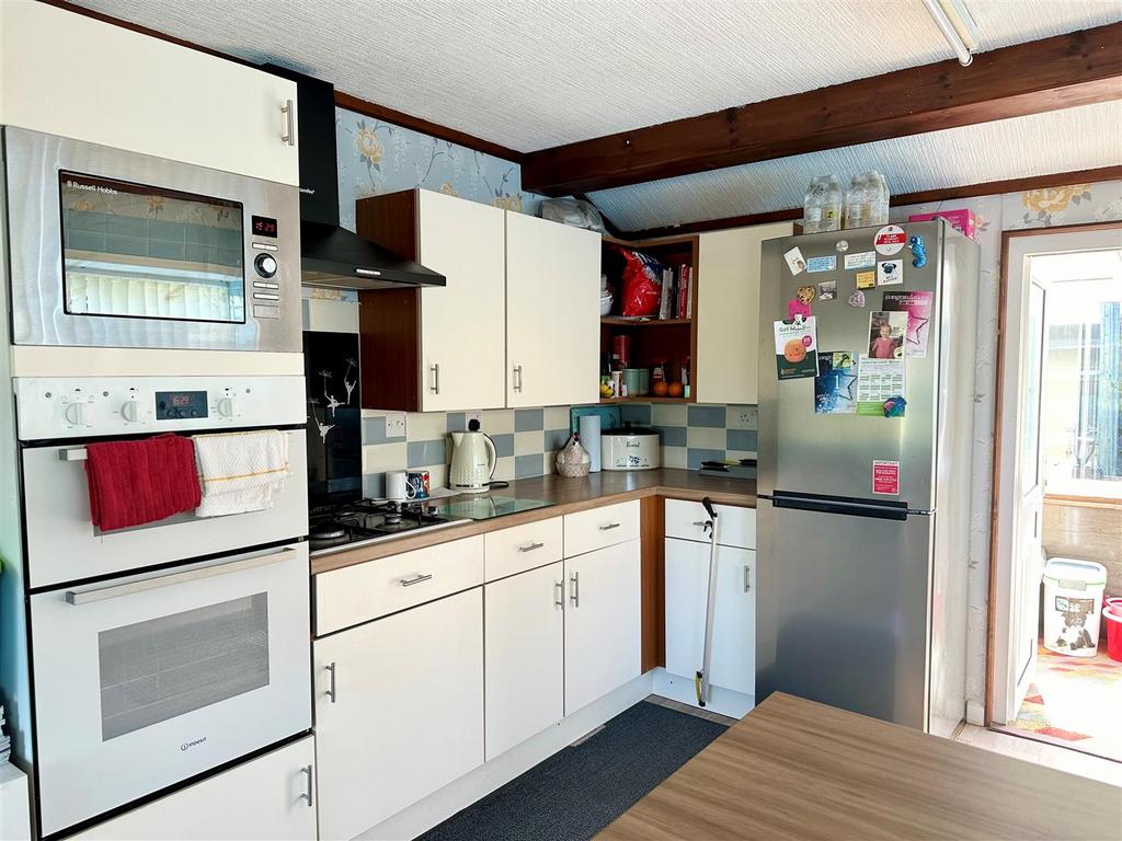 Kitchen 2.jpg