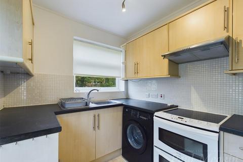 2 bedroom maisonette to rent, Swallowdale, South Croydon