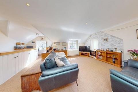 2 bedroom house for sale, Flat and Shop, High Street