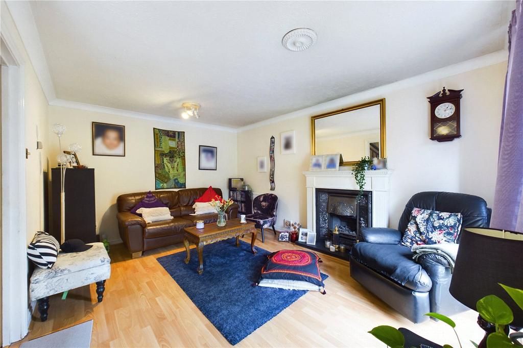 Coltsfoot Close, Burghfield Common... 4 bed semidetached house to rent