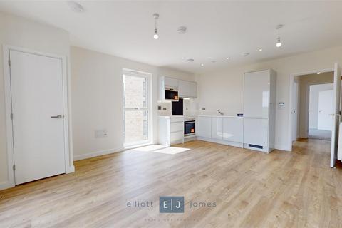 2 bedroom apartment to rent, Luctons Close, Loughton IG10