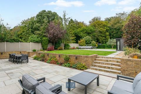 25 Broadstrood, Loughton, IG10 2SB