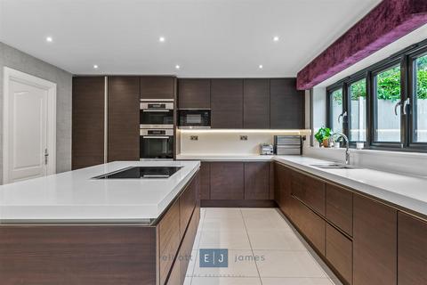25 Broadstrood, Loughton, IG10 2SB