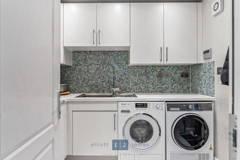 25 Broadstrood, Loughton, IG10 2SB