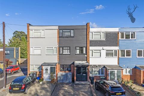 10 Andrews Close, Buckhurst Hill, IG9 5BL